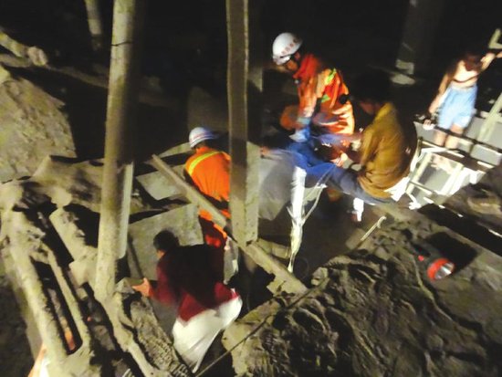 內江工人掉進5米沙坑遭埋 消防刨沙營救(圖)