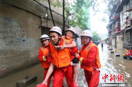 圖為消防官兵在漢陽馬滄湖小區(qū)營救一名被困老人。李國柱攝