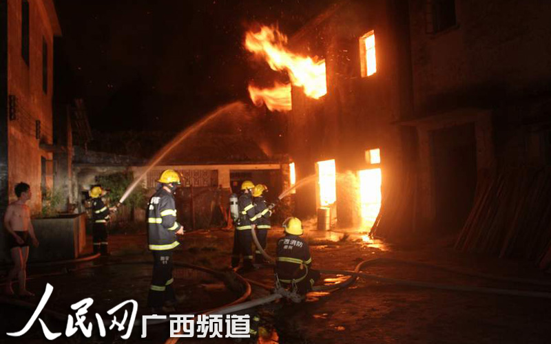 高清大圖:廣西一木材廠深夜大火燒毀整棟樓 現場濃煙沖天