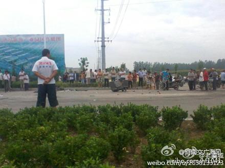 河南虞城一貨車(chē)撞上面包車(chē)