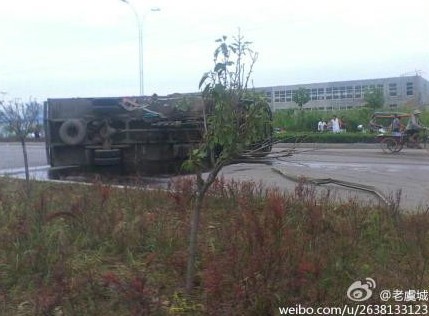 河南虞城一貨車(chē)撞上面包車(chē)