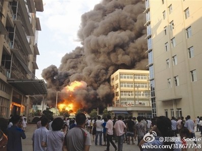 海綿廠起火,濃煙滾滾