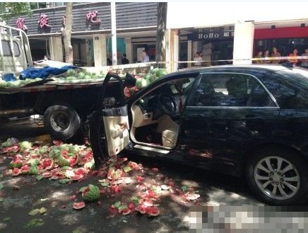 案發現場被撞貨車,西瓜滾落一地