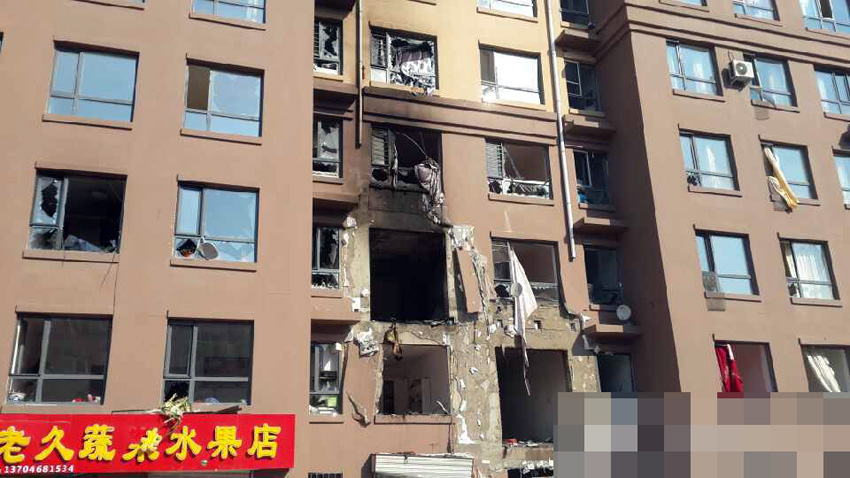 10月17日，黑龍江雞西，一居民小區住宅樓發生爆炸起火，周圍一片狼藉。圖片來源網絡