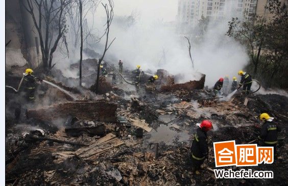 合肥一廢品加工廠大火,十余房子被燒毀,十輛消防車三小時才滅火