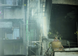 昨日下午4時許,民宅大火已被撲滅,現場殘留少量煙氣。