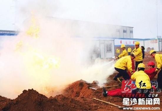 事故應急演練現場,搶修隊人員對起火位置進行滅火,并迅速用擔架抬起傷員撤離現場。曾詩怡