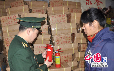 重慶巴南消防偏遠鄉(xiāng)鎮(zhèn)查獲千余件'山寨'消防產品