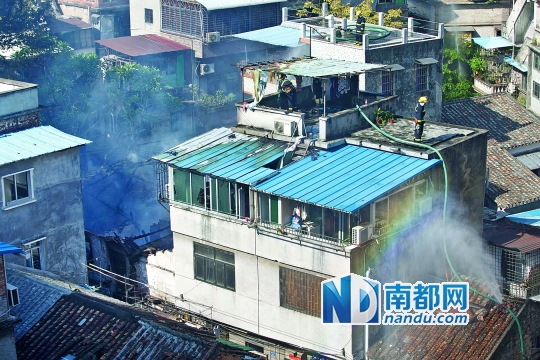 <p> 消防員在事發(fā)火災房子的周邊屋頂查看。 南都記者 黎湛均 攝</p>