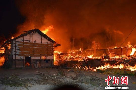 重慶石柱21間民房大火中燒毀13位村民受災(圖)