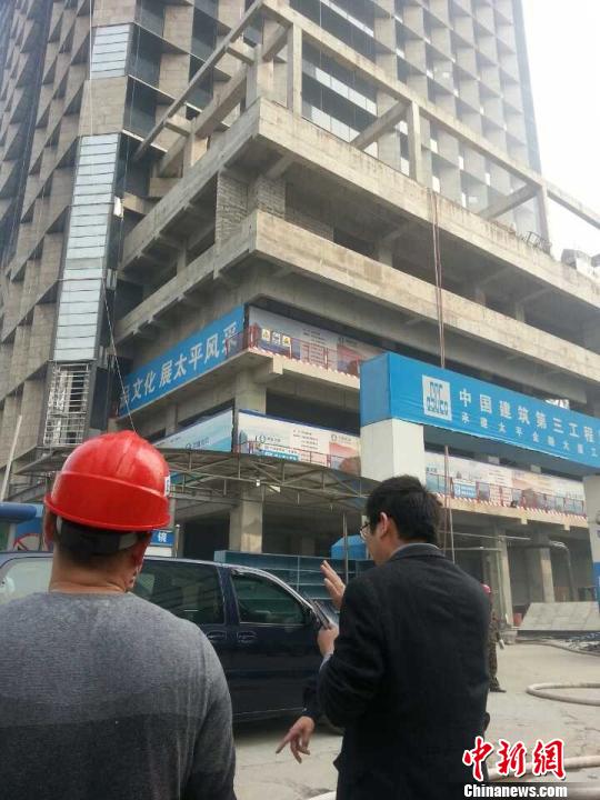 1月3日下午1點,位于于深圳市福田中心區CBD,緊臨深圳市民中心(深圳市政府所在地)的太平金融大廈建筑工地發生火災,現場濃煙滾滾。 鄭小紅 攝