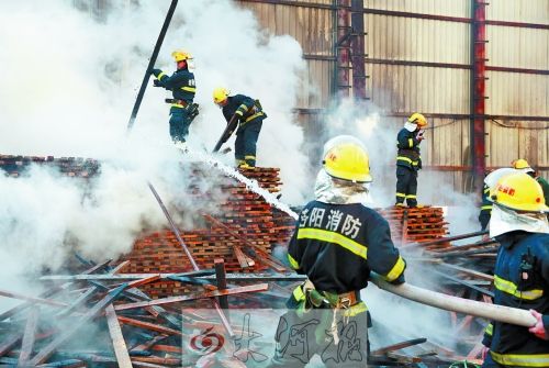 河南一鬧市工地發生火災 5輛汽車被燒(圖)