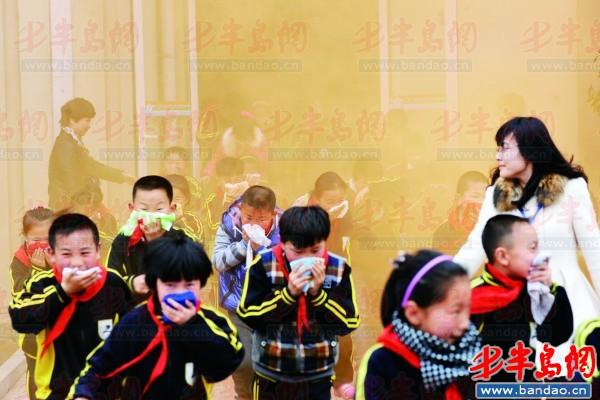 3月 19日,在第十九個全國中小學生安全教育日來臨之際,青島市高新技術(shù)產(chǎn)業(yè)開發(fā)區(qū)、青島市公安消防支隊、青島市教育局、青島交運集團聯(lián)合舉辦以“消防演練進校園”為主題的大型演習活動。