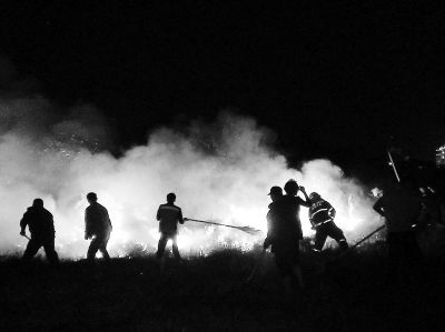 火災發生后,共出動200余警民參與救援