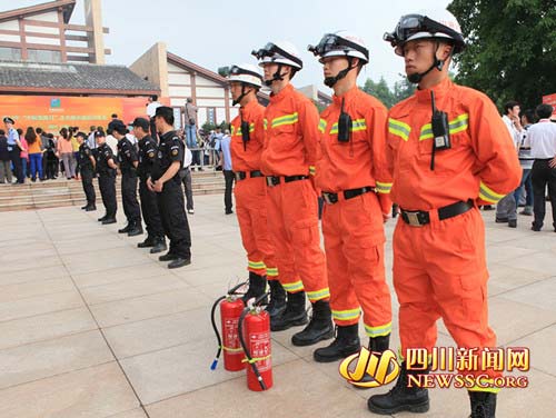 消防戰士對重點區域進行蹲守