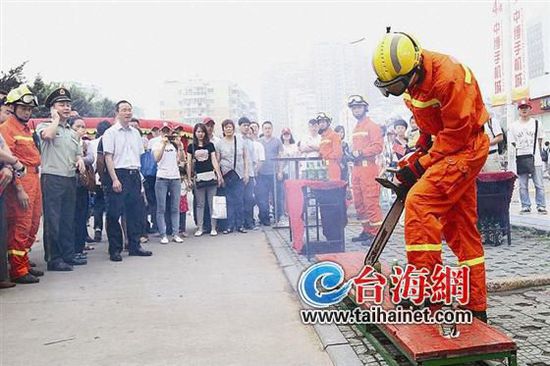 消防宣傳車走進(jìn)社區(qū)