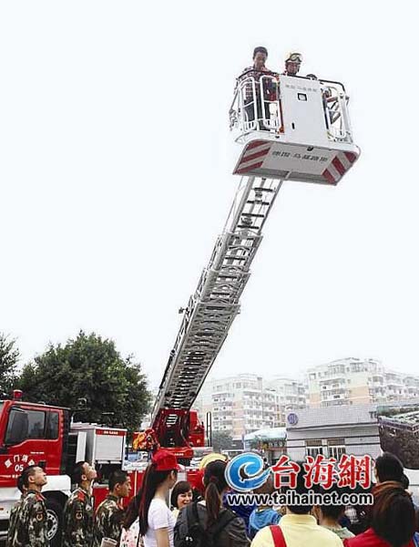 消防宣傳車走進(jìn)社區(qū)