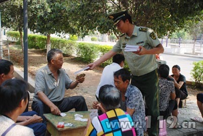 消防官兵發放宣傳單