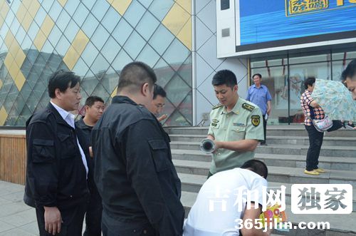 長春消防走上重慶路街頭 發(fā)放2000余份彩頁宣傳安全
