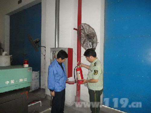 南匯消防支隊對部分轄區(qū)單位消防設(shè)施、電氣線路等進(jìn)行檢查