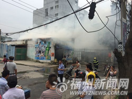 晉安區(qū)西園村西鳳路一食雜店突發(fā)大火 導致附近片區(qū)停電