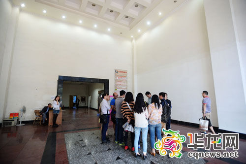 重慶渝中區人和街一房屋擔保公司發生火災 燒了不少房產證