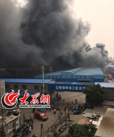 濟(jì)南堤口路果品市場一保溫倉庫突發(fā)大火 現(xiàn)場傳出巨響