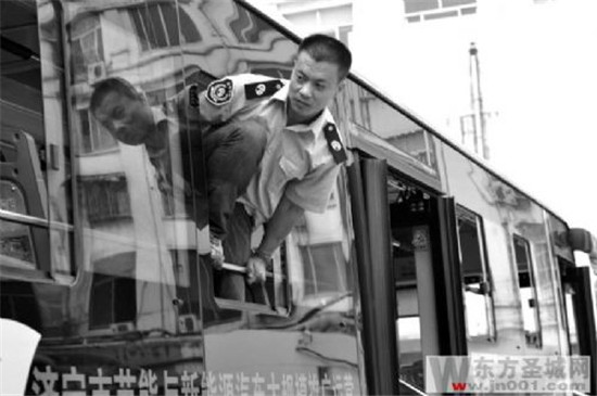 工作人員正在進行跳窗實驗