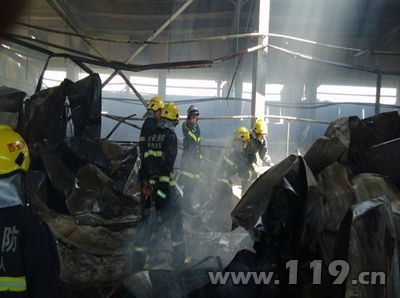 西安南建材城一彩鋼板發生火災