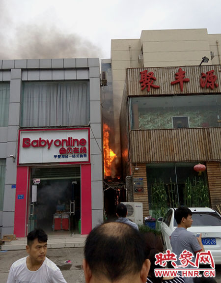 鄭州市經三路一處飯店后廚著火 店內的人員被撤離