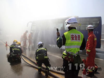 消防隊(duì)員正在破拆變形客車營(yíng)救被困人員