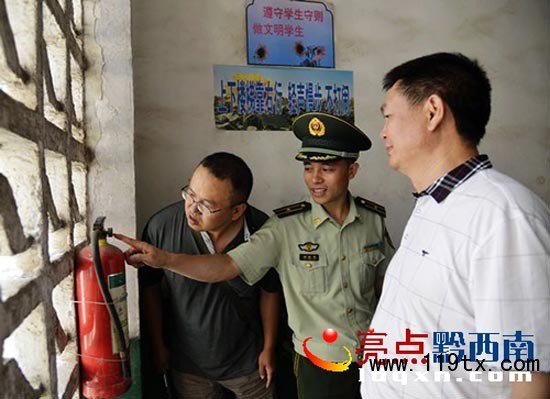 州人大代表、州教育局局長(zhǎng)韋國(guó)民(右一)帶隊(duì)檢查消防工作