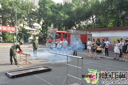 消防官兵為老師們進(jìn)行業(yè)務(wù)技能項(xiàng)目展示