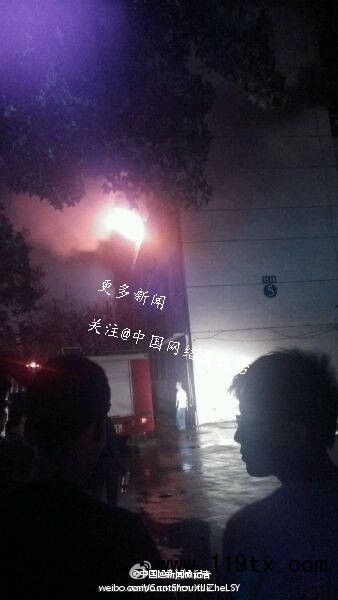 泰安市岱宗大街61號山東農(nóng)業(yè)大學(xué)5號樓一間宿舍起火 火光沖天