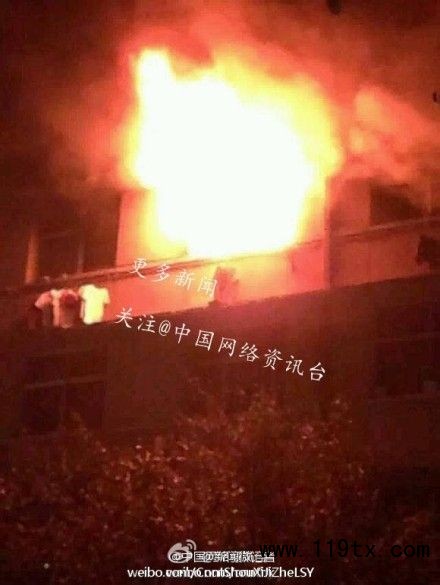 泰安市岱宗大街61號山東農(nóng)業(yè)大學(xué)5號樓一間宿舍起火 火光沖天