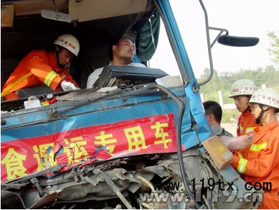 陽(yáng)江一收費(fèi)站兩貨車追尾