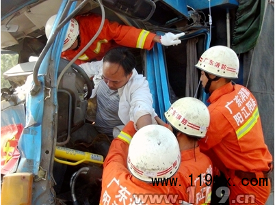 陽(yáng)江一收費(fèi)站兩貨車追尾