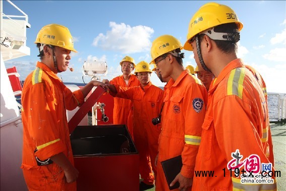 實地了解船上消防設施,圖為飛機平臺上的消防服儲藏箱
