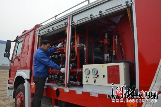 多劑聯用渦噴式消防車展演前技術人員進行調試