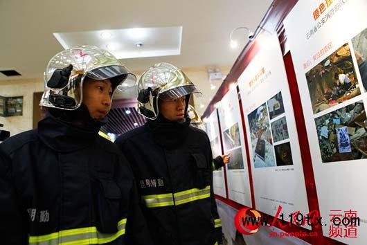 消防官兵在觀看圖片展。（人民網 李發興 攝）