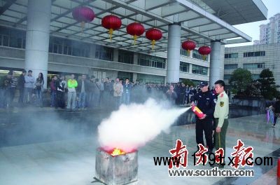 清城區(qū)舉行消防演練，消防官兵正在演示滅火器的使用。黃玉熹