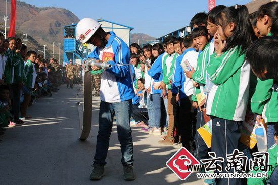 學生在運動會中學習消防知識