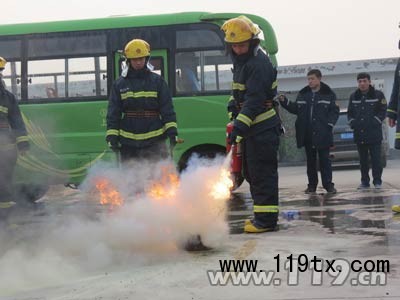 消防官兵現(xiàn)場(chǎng)演示使用滅火器滅火