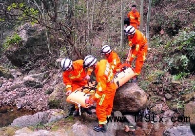 消防官兵緊急轉移“傷員”