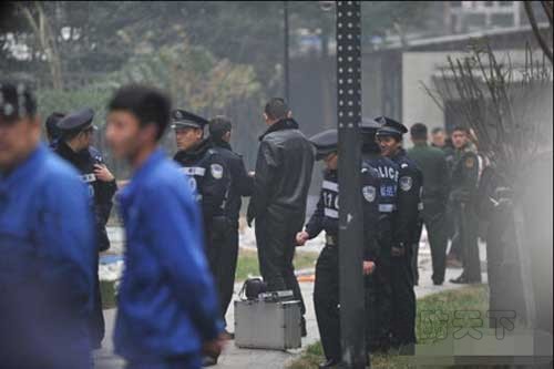 事發(fā)公寓窗戶被炸毀，窗框仍懸在空中，有玻璃碎片、衣物等散落樓下