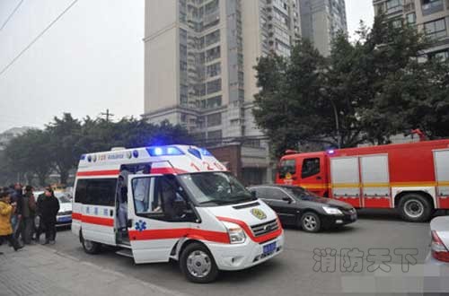 120急救人員稱，沒有收治傷員。目前，警方已對事發(fā)居民樓周圍進(jìn)行警戒。