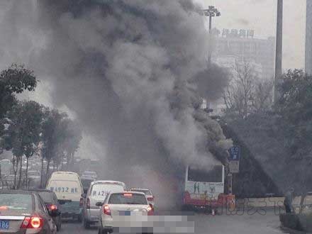 南二環太乙路立交附近，由東向西方向有一輛公交車燃了，煙很大！