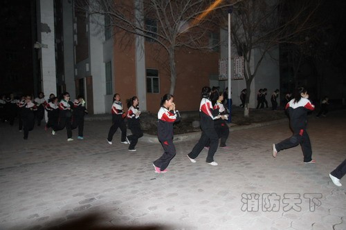 石河子高中學(xué)區(qū)舉行住校生消防演練