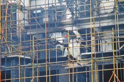 在建樓房著火,整棟樓外墻壁被熏黑