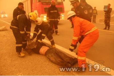 酒泉敦煌市兩車追尾1人死亡